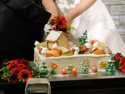 Christmas-themed wedding cake.